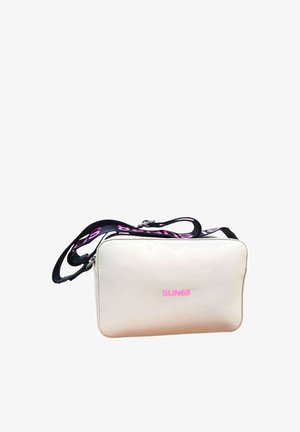 Rechthoekige beige crossbodytas met een zwarte verstelbare riem bedrukt met roze tekst, en het "SUN68"-logo in roze in het midden van de voorkant.