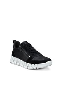 Melns sporta apavu pāris ar teksturētu augšu, sānu rāvējslēdzēju, melnām auklām un biezu baltu segmentētu zolīti.