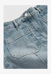 Unselected, light blue