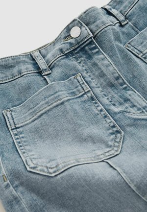 Reiss REGULAR FIT - SAKURA PATCH-POCKET  - Alt laienevad teksad - light blue