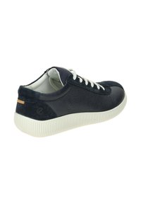 Zapatilla de piel azul marino con acabado texturizado, suela de goma blanca, cordones en la parte delantera y un pequeño logo en el talón.