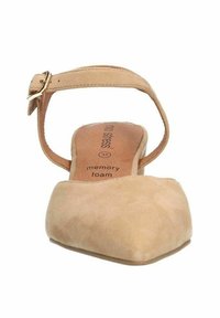 Beige faux suede slingback schoen met spitse neus, enkelbandje en een inlegzool van geheugenschuim. Glad textuur, minimalistisch ontwerp.