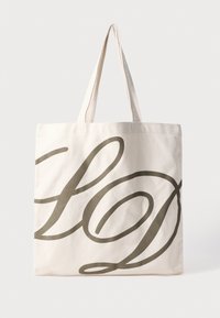 Καμβάς τσάντα tote σε ανοιχτό κρέμα με μεγάλη σκούρα ελιά με καλλιγραφικό σχέδιο "LD". Διαθέτει δύο ανθεκτικές λαβές για μεταφορά.