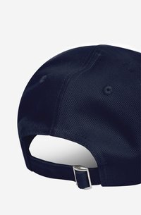 Cappellino blu navy con un esterno in cotone texture. Presenta una visiera curva, una fibbia metallica regolabile e dettagli di cucitura sul retro.