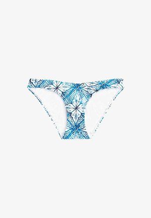 Costum de baie inferior în model geometric alb și albastru, cu o textură netedă. Părți laterale foarte tăiate și un spate cu acoperire moderată.