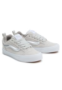 Szare zamszowe sneakersy z białymi akcentami, okrągły nos, sznurowadła i wyścielony kołnierz. Posiadają białą gumową podeszwę i logo na języku.