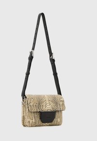 Borsa a tracolla beige con motivo a serpente, dotata di una tracolla in pelle nera, con hardware in argento e una forma rettangolare strutturata.