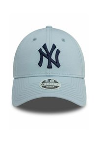 Gorra de tela de color azul claro, con un logotipo bordado en navy que dice 'NY', visera curva y correa ajustable. La etiqueta dice "9FORTY MUJERES."