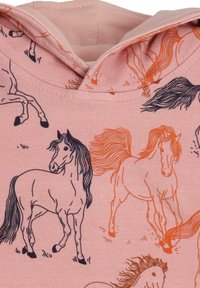Hemd mit Kapuze aus weichem pinken Stoff, das ein wiederholtes Muster von Pferden in Schwarz und Orange zeigt, die in unterschiedlichen Posen und mit verschiedenen Details dargestellt sind.