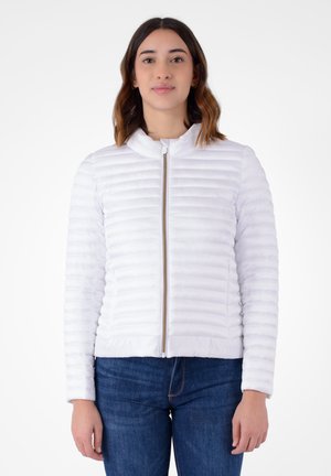 Giacca bianca trapuntata con colletto alto, zip frontale completa e texture liscia. Il design presenta strisce orizzontali e maniche aderenti.