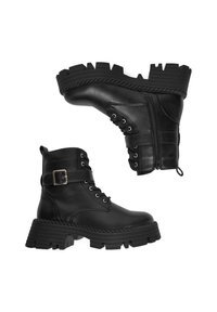 Czarne skórzane botki sięgające kostki z grubą, oponową podeszwą, sznurowanym przodem, zamkiem błyskawicznym po boku i akcentem klamry na pasku przy kostce.