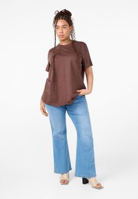 Zizzi MIT RUNDHALSAUSSCHNITT - T-shirt - bas - chocolate martini
