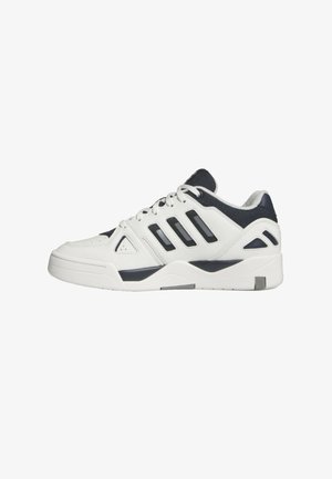 Scarpa sportiva bianca con tomaia in pelle testurizzata e accenti blu navy, tre strisce nere e una suola in gomma spessa.