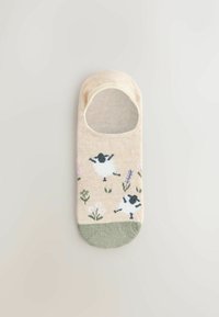 Beige matala-korkoinen sukka, jossa mustavalkoisia lampaita ja kukkakuvioita. Korostettu vihreällä varpaalla ja kantapäällä.