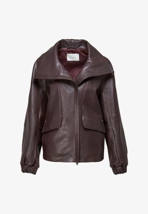 Ciemnobrązowa skórzana kurtka z szerokim kołnierzem, przednim zamkiem błyskawicznym, dwoma kieszeniami krytymi patkami oraz elastycznymi mankietami, prezentowana na białym tle.