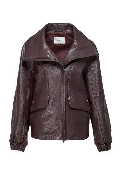 Tmavohnedá kožená bunda so širokým golierom, predným zipsom, dvoma vreckami s klapkami a elastickými manžetami, zobrazená na bielom pozadí.