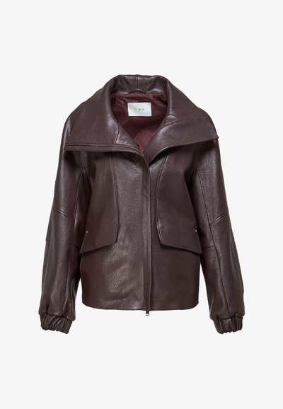 Tmavohnedá kožená bunda so širokým golierom, predným zipsom, dvoma vreckami s klapkami a elastickými manžetami, zobrazená na bielom pozadí.
