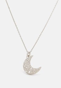 Collier en argent avec un pendentif en forme de croissant de lune, orné de petites pierres précieuses rondes et transparentes, mettant en valeur sa texture et sa forme.