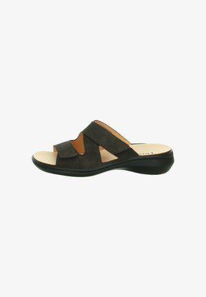 Schwarze Wildleder-Sandalen mit zwei sich überlappenden Riemen, offener Zehenpartie und einer konturierten schwarzen Laufsohle für Komfort.
