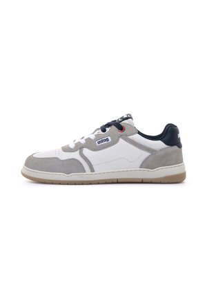 Low-Top-Sneaker mit Obermaterial aus weißem Leder, grauen Wildlederakzenten, navyfarbenem Fersenelement und Schnürsenkeln. Verfügt über eine Gummisohle und kontrastierende Nähte.