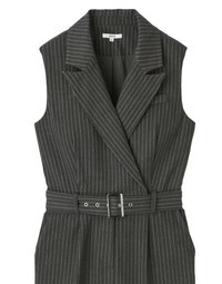 Robe sans manches gris à rayures avec un col en pointe, une taille ceinturée et des poches avant. Présente des rayures blanches subtiles pour le détail.