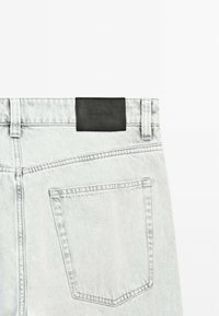 Lysegrå denim jeans med et lædermærke med præget tekst, baglomme og klassisk syning. Blød tekstur, lige pasform.