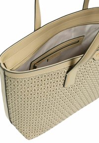 Borsa a tracolla beige intrecciata con dettagli in pelle liscia, due manici e un ampio interno beige con tasche con zip e tasche aperte.