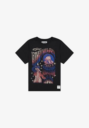 Zwart katoenen t-shirt met kleurrijke graphic print van sterren en een figuur, met de tekst "Lainey Wilson Shooting for the Moon."