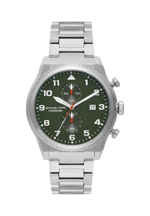 Srebrny metalowy zegarek naręczny z chronografem, zieloną tarczą, białymi cyframi, dwoma małymi tarczami, okienkiem daty na godzinie 3 oraz trzema wskazówkami, w tym czerwoną wskazówką sekundową.