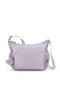 Lila nylon handtas met een glanzende afwerking, voorzien van een voorvak, verstelbare schouderriem en een harige teddy charm eraan bevestigd.