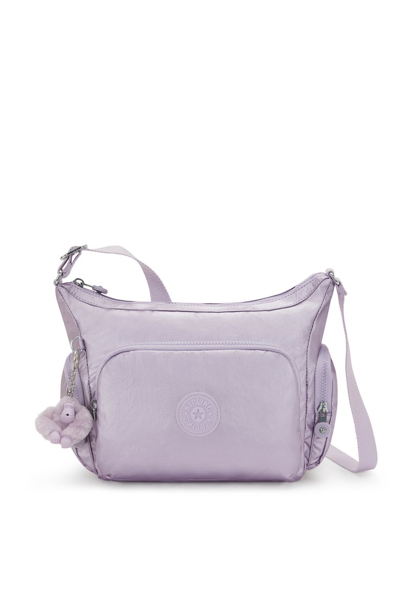Lila nylon handtas met een glanzende afwerking, voorzien van een voorvak, verstelbare schouderriem en een harige teddy charm eraan bevestigd.