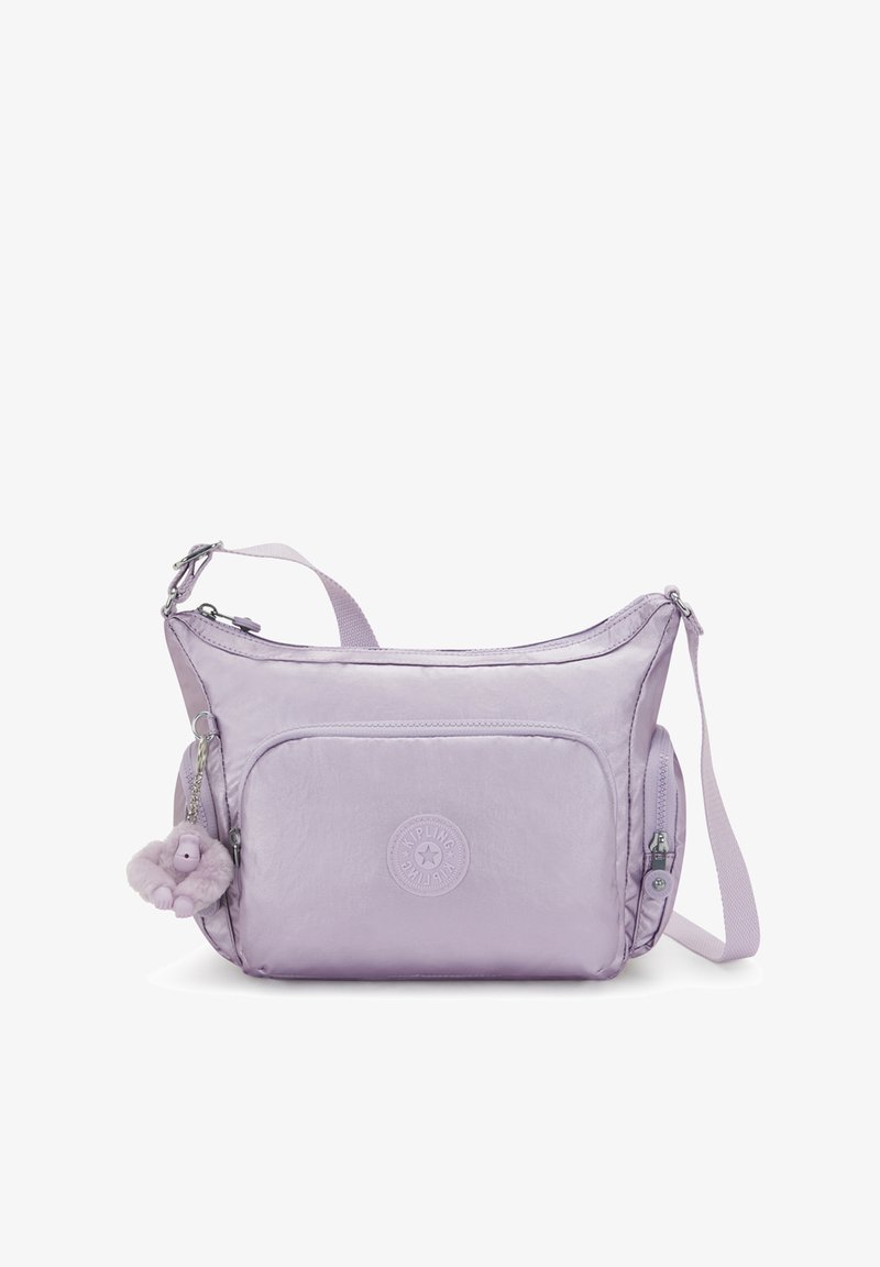 Lila nylon handtas met een glanzende afwerking, voorzien van een voorvak, verstelbare schouderriem en een harige teddy charm eraan bevestigd.