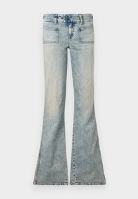 Pantalones vaqueros de campana en azul claro con un acabado desgastado, que cuentan con dos bolsillos delanteros, dos bolsillos traseros y un cierre de botón.
