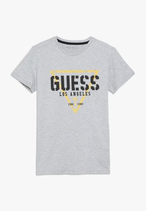Hellgraues T-Shirt mit kurzen Ärmeln und schwarzem und gelbem "GUESS Los Angeles 1201 1203" Logo, zentriert in einem gelben Dreieck.