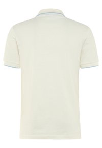 Polo en coton crème avec des finitions de col bleu clair. Dispose de manches courtes et d'un ourlet droit. Texture lisse, design simple.