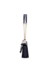 Borsa a tracolla in morbida pelle di un elegante blu navy, con una catena dorata e un design piatto. Caratterizzata da hardware dorato di rilievo con etichetta attaccata.