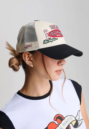 Ed Hardy, UNISEX EST 1971 VARSITY BADGE 5 PANEL TRUCKER - Cap - white black