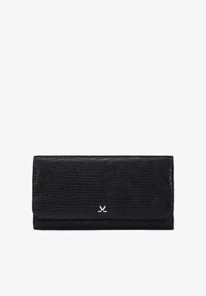 Schwarze Geldbörse aus genarbtem Leder mit Klappverschluss und kleinem silbernem „XL“-Logo mittig auf der Vorderseite.