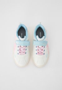 Hvite sneakers med rosa snørebånd og stropp, blå detaljer og stjernesymbolet. Laget av syntetiske materialer med en polstret såle.