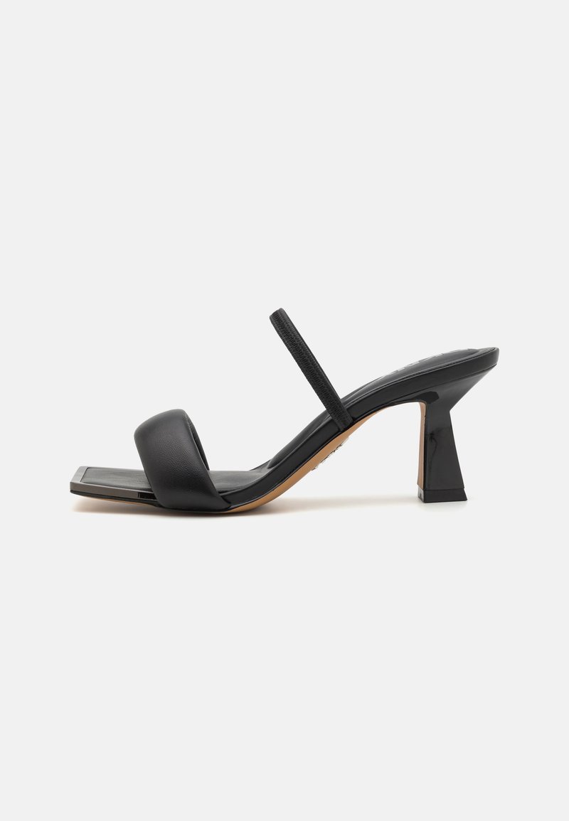 Sandal de salto alto preto com bico quadrado, parte superior de couro liso, tira fina e salto bloco texturizado. Design minimalista adequado para várias ocasiões.