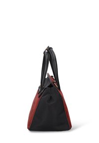 Zwart-rode handtas met een driehoekige vorm, gemaakt van leer en stof. Voorzien van twee zwarte handvatten en een rits met gouden metalen accenten.
