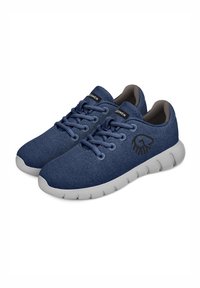Blaue Stoff-Sneaker mit strukturiertem Finish, ausgestattet mit grauen Gummisohlen und Schnürung sowie einem Logodetail an der Seite.