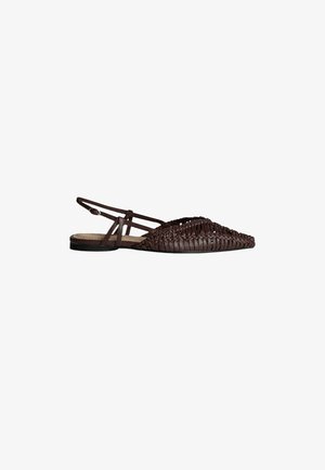 Sandalia plana de cuero tejido en marrón oscuro con puntera puntiaguda, correa ajustable en el tobillo y tacón bajo, vista lateral.