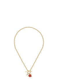 Goldene Kettenhalskette mit Toggle-Verschluss, die einen roten Rosenanhänger und einen kleinen weißen Perlenanhänger umfasst.