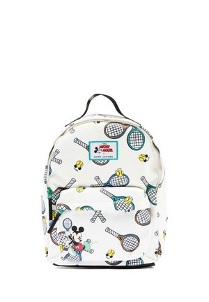 Sac à dos blanc avec motifs de raquette et balle de tennis, poche avant, et un écusson affichant Mickey Mouse et la marque Marc Jacobs.