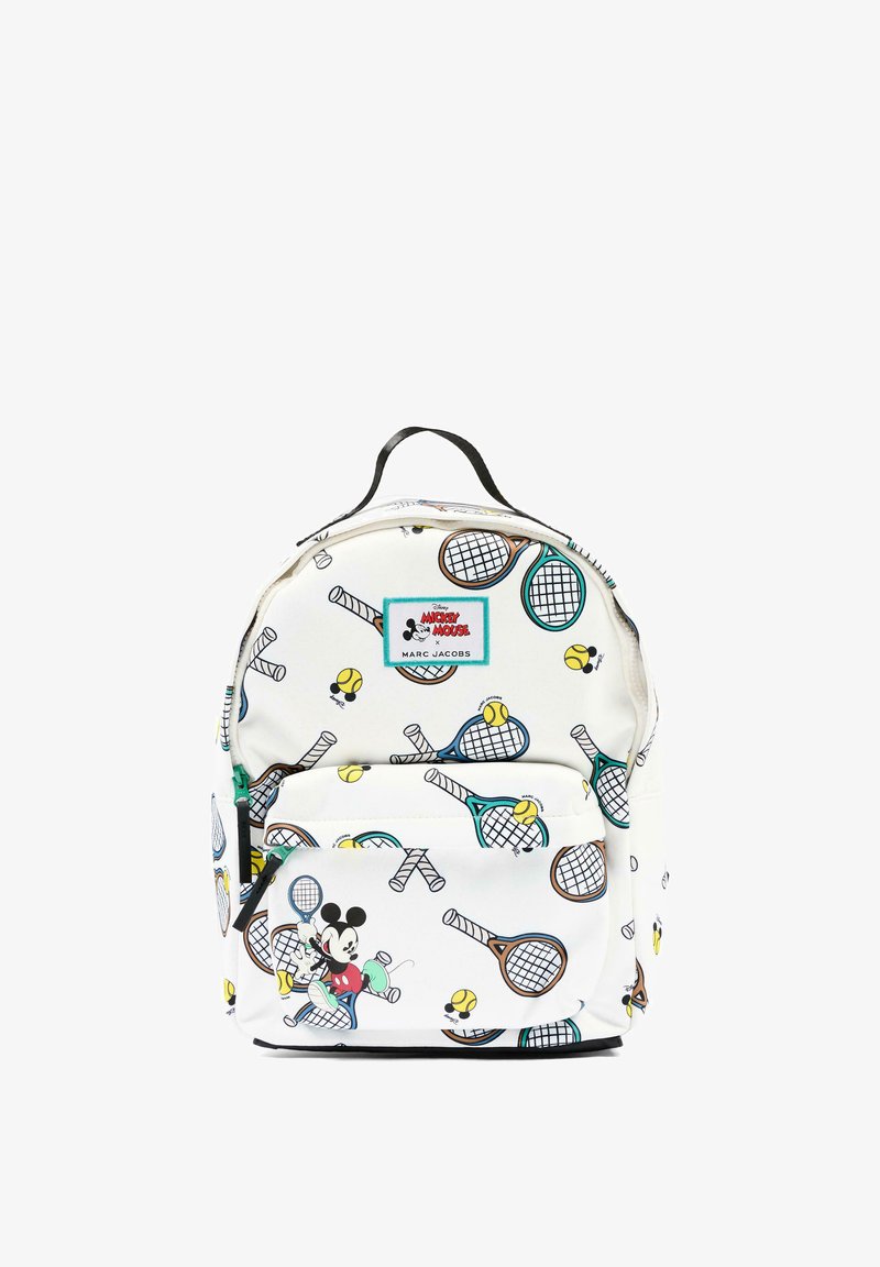 Sac à dos blanc avec motifs de raquette et balle de tennis, poche avant, et un écusson affichant Mickey Mouse et la marque Marc Jacobs.