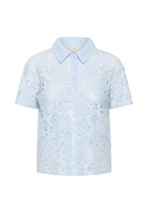 Blouse à manches courtes en dentelle bleu clair avec motif floral, col et boutons de perle à l'avant.