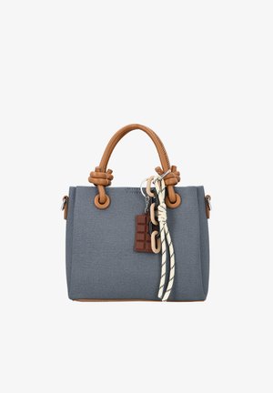 Sac à main en tissu gris avec des poignées en cuir marron, décoré d'un porte-clés avec une barre de chocolat, des anneaux liés et une sangle en tissu rayée.