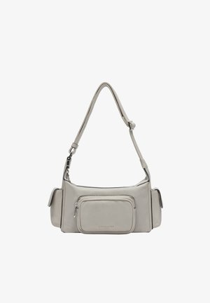 Szara skórzana torba na ramię o zakrzywionym kształcie, z regulowanym paskiem i przednią kieszenią na zamek. Posiada boczne kieszenie do dodatkowego przechowywania.