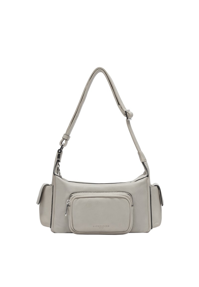 Szara skórzana torba na ramię o zakrzywionym kształcie, z regulowanym paskiem i przednią kieszenią na zamek. Posiada boczne kieszenie do dodatkowego przechowywania.